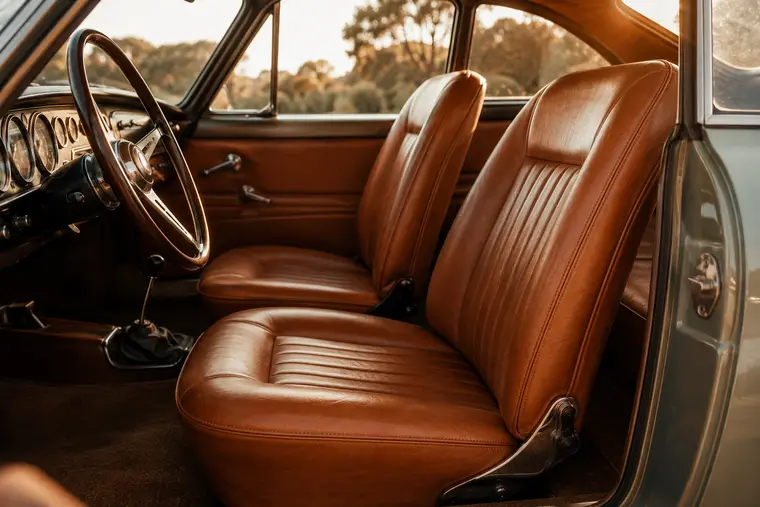 Nahkur: leather interior render, classic car