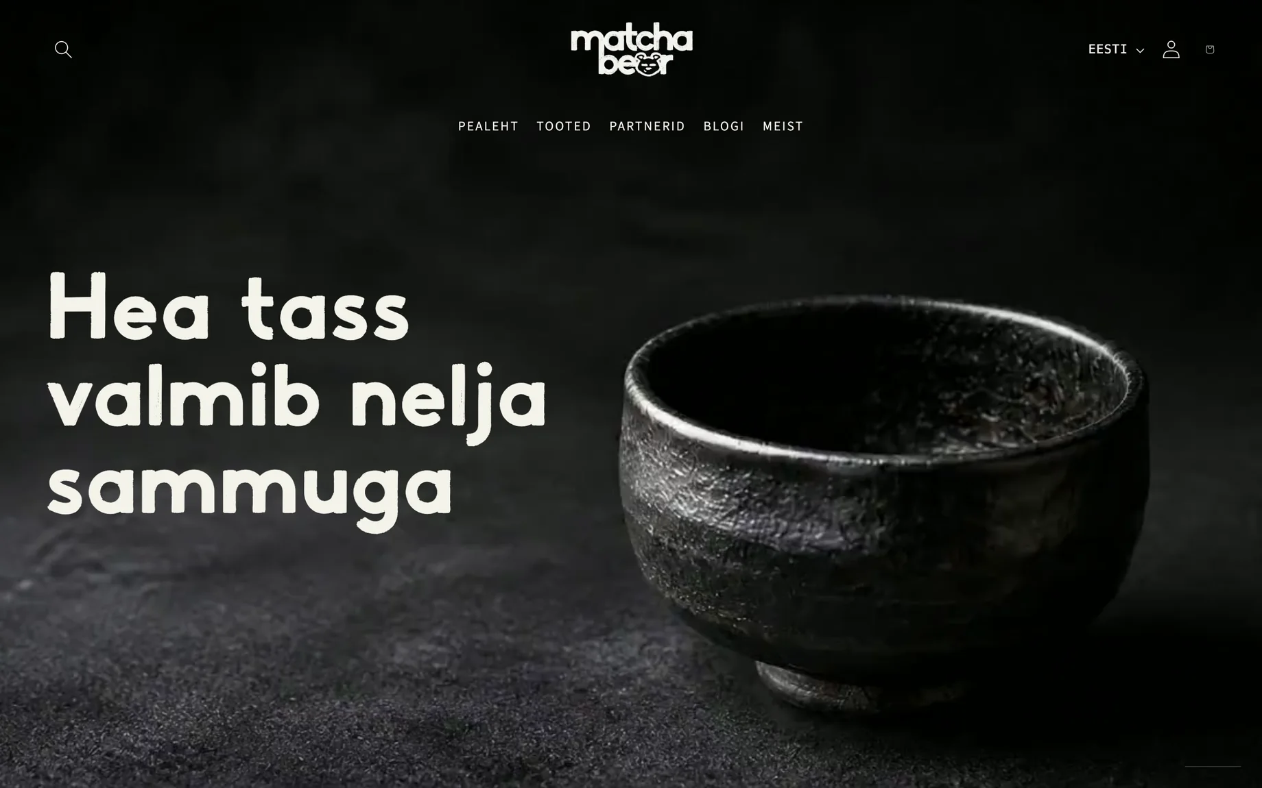 The Estonian homepage on a computer: the menu Pealeht, Tooted, Partnerid, Blogi, Meist and the headline "Hea tass valmib nelja sammuga" beside the matcha bowl. The bowl picture is AI-generated.